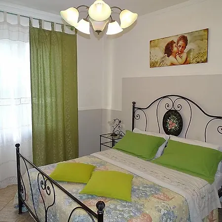 Sleeps 2 Pool Air Con Wifi *
