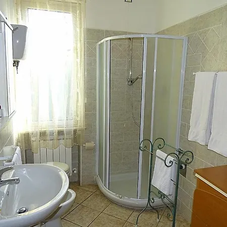 Sleeps 2 Pool Air Con Wifi * 斯佩洛