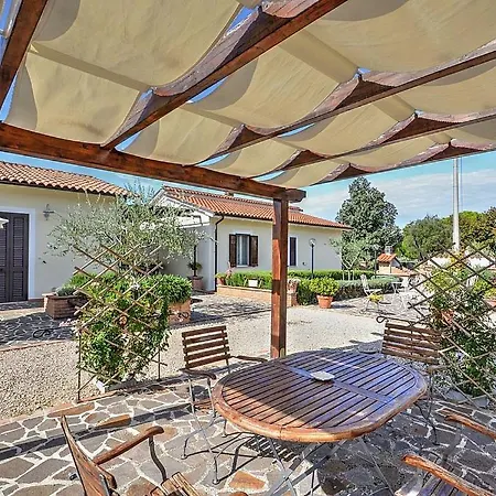 Sleeps 2 Pool Air Con Wifi 公寓